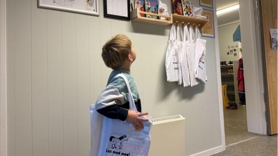 Lenkje til artikkel: Søvik barnehage har fått sitt eige bibliotek