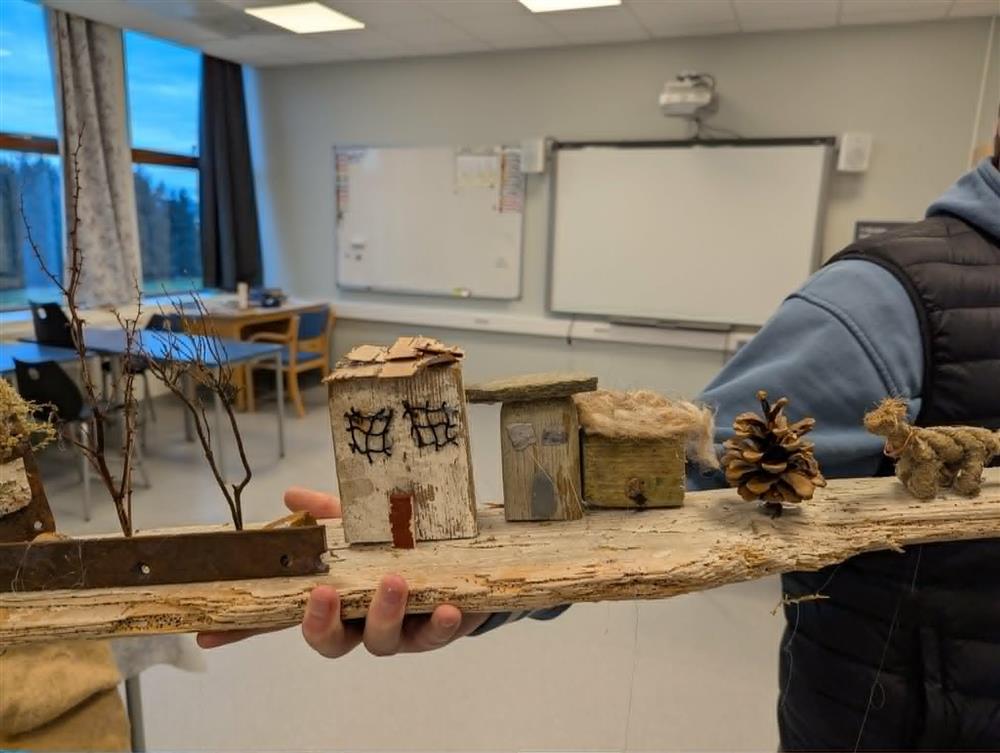 kunstprosjekt av materiale frå naturen - Klikk for stort bilete