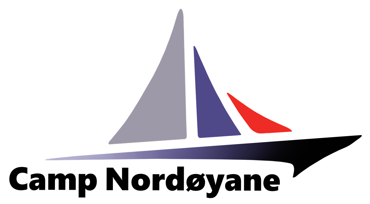 Logoen til camp nordøyane, som viser ein seglbåt. Logoen er designa av Synne Kjerstad. - Klikk for stort bilete